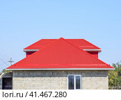 Red corrugated roof. House of cinder block. House with plastic windows and roof of corrugated sheet. Стоковое фото, фотограф Леонид Еремейчук / Фотобанк Лори