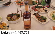 Нижний Новгород, Россия, Казанское шоссе, 29, 31.08.2023. Вкусная еда и напитки на праздничном столе в ресторане. Высококачественный видеоматериал в формате 4k  Delicious food and drinks on the festive table in the restaurant. Редакционное видео, видеограф Egor Sarantstv / Фотобанк Лори