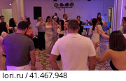 Nizhny Novgorod, Russia, Kazanskoe shosse 29. 08.31.2023. People dancing and having fun at a wedding banquet in a beautiful restaurant.  Нижний Новгород, Россия, Казанское шоссе, 29. 31.08.2023. Люди танцуют и веселятся на свадебном банкете в красивом ресторане. Редакционное видео, видеограф Egor Sarantstv / Фотобанк Лори