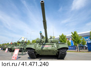 Танк Т-62М с МГОЭС. Вид спереди. Международный военно-технический форум "Армия-2022", Парк Патриот. Редакционное фото, фотограф Виктор Карасев / Фотобанк Лори