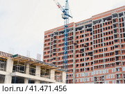 Подъёмный кран над строящимся домом. A crane over a house under construction. Стоковое фото, фотограф Ольга Митряева / Фотобанк Лори