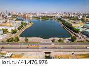 Вид с высоты на реку Исеть в Екатеринбурге в районе Плотинки (2022 год). Стоковое фото, фотограф Владислав Самошкин / Фотобанк Лори