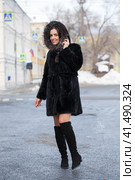 Young beautiful brunette woman in fur coat posing on winter park. Стоковое фото, фотограф Андрей Аркуша / Фотобанк Лори