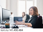 Yound devoted female software developers team working on desktop computer in IT statup company. Стоковое фото, фотограф Matej Kastelic / Фотобанк Лори