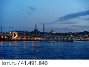 ISTANBUL, TURKEY - JUNE 06, 2022: Night view of Galata bridge in Istanbul, Turkey. Редакционное фото, фотограф Сергей Толмачёв / Фотобанк Лори