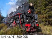 Советский паровоз Л-5248 с ретропоездом "Рускеальский экспресс" крупным планом солнечным октябрьским днем, Карелия (2023 год). Редакционное фото, фотограф Виктор Карасев / Фотобанк Лори