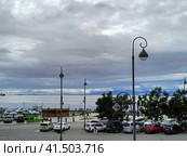 Городская набережная на улице Батарейная. Парковка для автомобилей на берегу моря. Летний город в пасмурную погоду. Владивосток, Россия, 15 августа 2023. Редакционное фото, фотограф Ирина / Фотобанк Лори