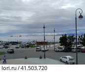 Городская набережная на улице Батарейная. Парковка для автомобилей на берегу моря. Летний город в пасмурную погоду. Владивосток, Россия, 15 августа 2023. Редакционное фото, фотограф Ирина / Фотобанк Лори
