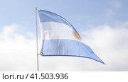 Large flag of Argentina fixed on metal stick waving against background of cloudy sky during daytime. Стоковое видео, видеограф Яков Филимонов / Фотобанк Лори