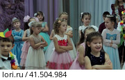 Нижний Новгород, Россия, ул. Тропинина, 5, 25.12.2022. Дети танцуют на новогоднем утреннике в детском саду, веселятся, улыбаются и хлопают в ладоши. Children dance at the New Year's matinee in kindergarten, have fun, smile and clap their hands. (2023 год). Редакционное видео, видеограф Egor Sarantstv / Фотобанк Лори