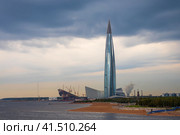 Санкт-Петербург, Россия. Вид на небоскреб Лахта-центра на берегу Балтийского моря. Самое высокое здание в Европе. Современная архитектура Сакнт-Петербурга и России. (2019 год). Редакционное фото, фотограф Андрей Степанов / Фотобанк Лори
