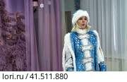 Нижний Новгород, Россия, 25.12.2022. ул. Тропинина, 5а. Новогодний утренник в детском саду. Снегурочка играет с детьми в детском саду.  Nizhny Novgorod, Russia, 12.25.2022. Tropinina st., 5a. New Year's Eve matinee in kindergarten. The Snow Maiden plays with children in kindergarten (2023 год). Редакционное видео, видеограф Egor Sarantstv / Фотобанк Лори