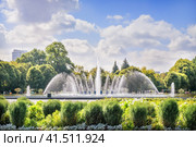 Фигурный фонтан и цветочные клумбы, Парк Горького, Москва (2023 год). Стоковое фото, фотограф Baturina Yuliya / Фотобанк Лори