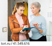 Elderly woman participating in survey at home by female social worker. Стоковое фото, фотограф Яков Филимонов / Фотобанк Лори