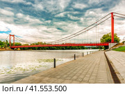 The embankment of the Sura River in the city of Penza with a view of the suspension bridge across the river. Стоковое фото, фотограф Владимир Ушаров / Фотобанк Лори