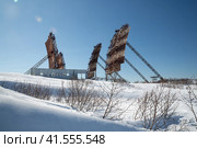 Заброшенная тропосферная станция. Огромные антенны тропосферной связи на вершине горы. Руины старой станции связи на северо-востоке России. Магадан, Магаданская область, Сибирь. (2020 год). Стоковое фото, фотограф Андрей Степанов / Фотобанк Лори