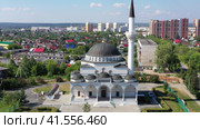 Вид сверху на мечеть в городе Верхняя Пышма. Свердловская область. Россия (2021 год). Стоковое видео, видеограф Евгений Ткачёв / Фотобанк Лори