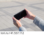 A smartphone is in the hands of a woman. Communication using a smartphone. Стоковое фото, фотограф Леонид Еремейчук / Фотобанк Лори