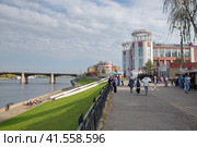 Набережная Михаила Ярославича и Нововолжский мост через Волгу в Твери, Россия (2023 год). Редакционное фото, фотограф Елена Коромыслова / Фотобанк Лори
