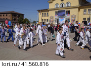 Young sportsmen of city sports schools. Celebrating the first of May, the day of spring and work. May Day parade on the Theater Square in the city of Slavyansk-on-Kuban. (2018 год). Редакционное фото, фотограф Леонид Еремейчук / Фотобанк Лори