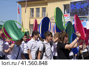 Celebrating the first of May, the day of spring and work. May Day parade on the Theater Square in the city of Slavyansk-on-Kuban. (2018 год). Редакционное фото, фотограф Леонид Еремейчук / Фотобанк Лори