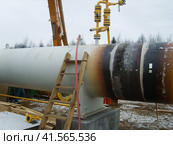 Construction of gas pipeline on the ground. Стоковое фото, фотограф Леонид Еремейчук / Фотобанк Лори