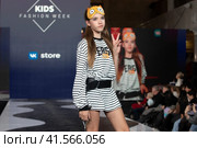 Показ одежды из коллекции VK Store в рамках фестиваля детской моды KIDS FASHION WEEK в "Центральном детском магазине на Лубянке" (ЦДМ) в центре города Москвы, Россия (2023 год). Редакционное фото, фотограф Николай Винокуров / Фотобанк Лори