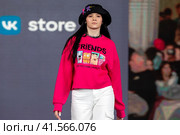 Показ одежды из коллекции VK Store в рамках фестиваля детской моды KIDS FASHION WEEK в "Центральном детском магазине на Лубянке" (ЦДМ) в центре города Москвы, Россия (2023 год). Редакционное фото, фотограф Николай Винокуров / Фотобанк Лори