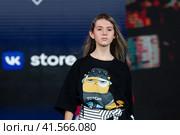 Показ одежды из коллекции VK Store в рамках фестиваля детской моды KIDS FASHION WEEK в "Центральном детском магазине на Лубянке" (ЦДМ) в центре города Москвы, Россия (2023 год). Редакционное фото, фотограф Николай Винокуров / Фотобанк Лори
