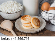 Fresh dairy products, milk, cottage cheese, cheesecakes, eggs in stylish ceramic dishes on a gray background. The concept of natural, dietary nutrition. Useful products. Стоковое фото, фотограф Photojuli / Фотобанк Лори