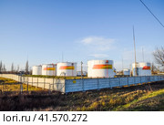 Reservoirs with fuel at the oil depot of Rosneft. Tanks in the light of the setting sun. (2017 год). Редакционное фото, фотограф Леонид Еремейчук / Фотобанк Лори
