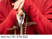 A male gunner in a vintage Swedish military uniform with a ramrod in his hands. Reconstruction of the events of the Russian-Swedish War. Стоковое фото, фотограф Андрей Журавлев / Фотобанк Лори