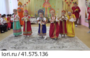 Нижний Новгород, Россия, ул. Глеб Успенский 1а.10.26.2023. Утренник в детском саду. Девушки танцуют в русских народных костюмах, ярких сарафанах и кокошниках.  Matinee in kindergarten. Girls dance in Russian folk costumes, bright sundresses and kokoshniks. Редакционное видео, видеограф Egor Sarantstv / Фотобанк Лори