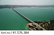 Bridge over a Lake Catalan and Passing Cars. Adana. Turkey (2023 год). Редакционное видео, видеограф ILIA GOROKHOV / Фотобанк Лори