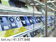 Moscow, Russia - Oct 19. 2023. Smartphones in DNS network store selling household appliances in Zelenograd. Редакционное фото, фотограф Володина Ольга / Фотобанк Лори