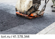 Asphalt rammer. laying the road surface. Стоковое фото, фотограф Радомир Тарасов / Фотобанк Лори
