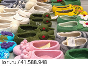 Nizhny Novgorod, Russia - May 29, 2023: felt shoes. Various variants of felted shoes with handmade embroidery. Souvenir products in the store. Редакционное фото, фотограф Оксана Медведева / Фотобанк Лори