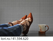 Согревающий чай в прохладный день faux leather ballet shoes and coffee mug. Стоковое фото, фотограф burnet / Фотобанк Лори
