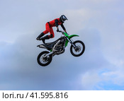 Moto freestyle jump rider on motorcycle. Стоковое фото, фотограф Юрий Бизгаймер / Фотобанк Лори