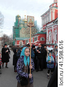 Крестный ход с плащаницей в Страстную пятницу в Новодевичьем монастыря (2018 год). Редакционное фото, фотограф Дмитрий Неумоин / Фотобанк Лори