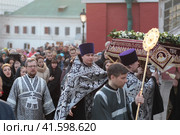 Крестный ход с плащаницей в Страстную пятницу в Новодевичьем монастыря (2018 год). Редакционное фото, фотограф Дмитрий Неумоин / Фотобанк Лори