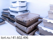 Образцы одноразовой картонной упаковки для готовых продуктов от  компании Оригами (ТМ) на выставке Агропродмаш-2023. Редакционное фото, фотограф Сайганов Александр / Фотобанк Лори