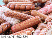 Ассортимент колбасной продукции в сетчатой упаковке (2023 год). Редакционное фото, фотограф Сайганов Александр / Фотобанк Лори