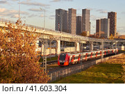 Passenger transportation on the background of modern buildings and road overpasses - Moscow, Russia, October 15, 2020. Редакционное фото, фотограф Андрей Журавлев / Фотобанк Лори