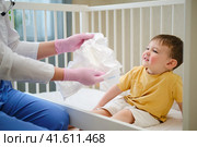 The doctor advised the parents to wean their infant baby off diapers gradually. Kid aged about two years (one year eleven months) Стоковое фото, фотограф Андрей Журавлев / Фотобанк Лори