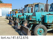 Tractor with a bucket for digging soil. Bulldozer and grader. Стоковое фото, фотограф Леонид Еремейчук / Фотобанк Лори