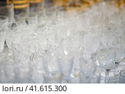 Old usssr glasses in a row on a wedding reception table. Стоковое фото, фотограф Андрей Журавлев / Фотобанк Лори