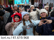 Подростки, активисты Движения Первых во время у Главной сцены во время проведения выставки-форума "Россия" на территории выставочного комплекса ВДНХ в городе Москве, Россия (2023 год). Редакционное фото, фотограф Николай Винокуров / Фотобанк Лори