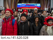 Молодые люди, члены Движение первых во время репетиции музыкального спектакля "1000 первых", который должен состояться в День народного единства во время проведения выставки-форума Россия на ВДНХ в городе Москве, Россия (2023 год). Редакционное фото, фотограф Николай Винокуров / Фотобанк Лори