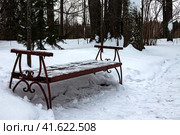 Старая скамейка в зимнем парке. Стоковое фото, фотограф Сергей Брызгалов / Фотобанк Лори